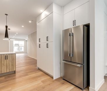 3 Bed Townhouse In Highland Park | Garage | Private Fenced Yard, Pr... - Photo 3