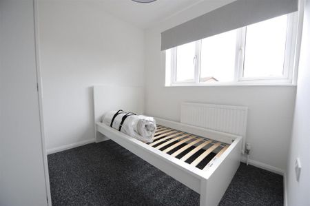 1 bedroom in a house share to rent - Photo 2
