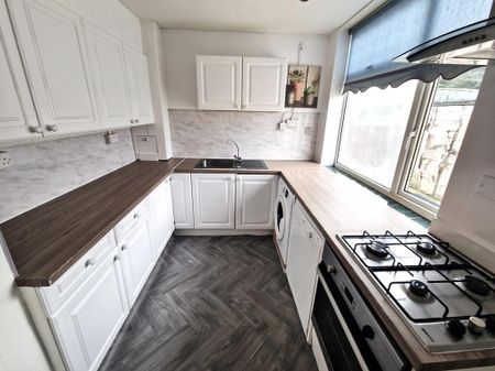 3 bedroom semi-detached house to rent - Photo 2