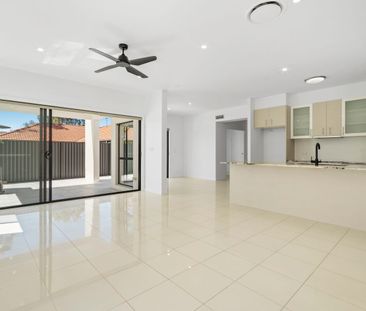 5 Bedroom Home 2 minutes from Varsity College Primary! - Photo 2