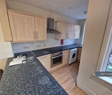 3 bedroom flat to rent - Photo 2
