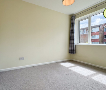 2 bed maisonette to rent in Ellison Way, Wokingham, RG40 2AB - Photo 1