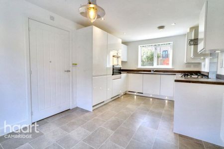 3 bedroom detached house to rent - Photo 3