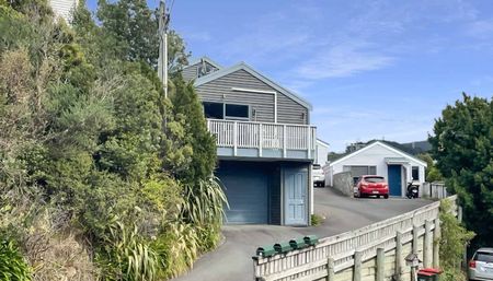 Sunny 3-Bedroom Townhouse in Sought-After Wadestown - Photo 5
