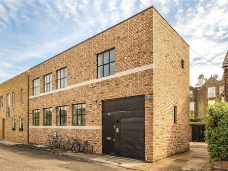 A beautifully designed contemporary five bedroom home with a south facing garden - Photo 3