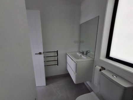 Modern Near-New 3 Bedroom Home - Photo 2