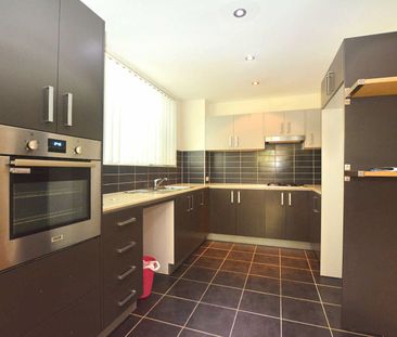Ground floor modern unit with courtyard - Photo 4