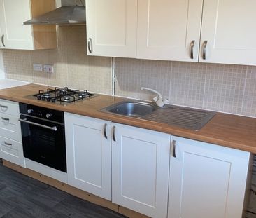 4 Bed Semi-Detached House, Parkway, BD5 - Photo 2