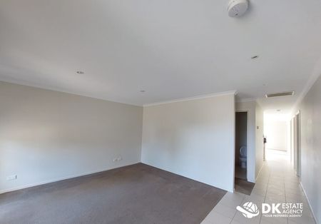 Spacious House with excellent Location in Tarneit - Photo 4