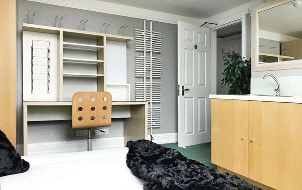 1 bedroom in a house share to rent - Photo 1
