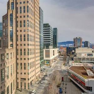 3Bdrm Yaletown Apartment with View - Photo 2