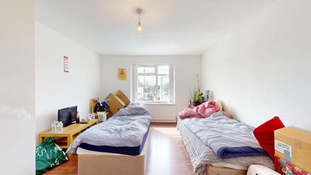 3 bedroom flat to rent - Photo 4