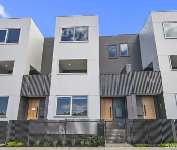 Brand new chic three level residence in prime location - Photo 2