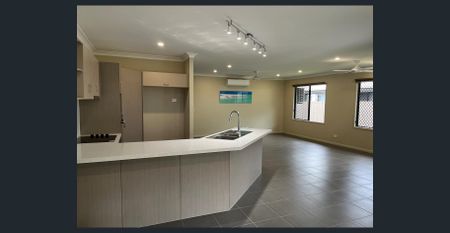 Family home with pool & mountain-view lifestyle - Photo 3