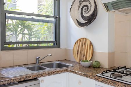 Fully furnished apartment with pool views in Glebe - Photo 3