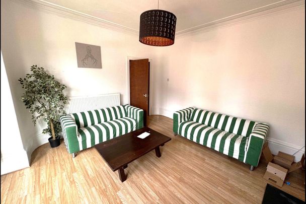 6 Bedroom Student Houses Leeds - Photo 1