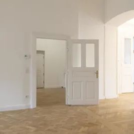 Großzügiges Wohnen im Stilaltbau mit Terrasse und verwunschenem Garten - Foto 2