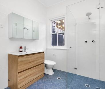Charming Surry Hills terrace with secure parking in a prime Crown Street location - Photo 5