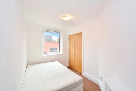 2 bedroom flat in 80 Commercial Road - Photo 3