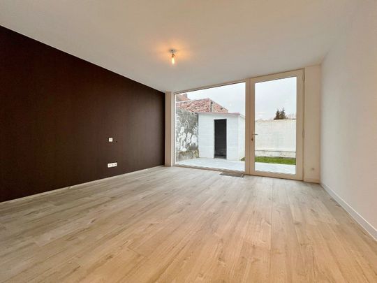 Vernieuwde energiezuinige rijwoning met zonnige stadstuin op centrale ligging. - Foto 1