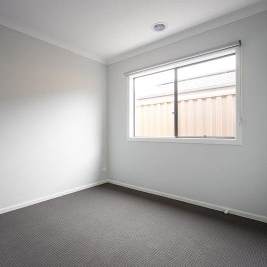 Stylish home with easy access to the M8 Freeway - Photo 1