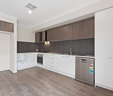 5 Bayview Walk, Thornhill Park, Vic 3335 - Photo 2