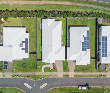 For Lease: Stunning Family Home in Beaconsfield - Photo 1