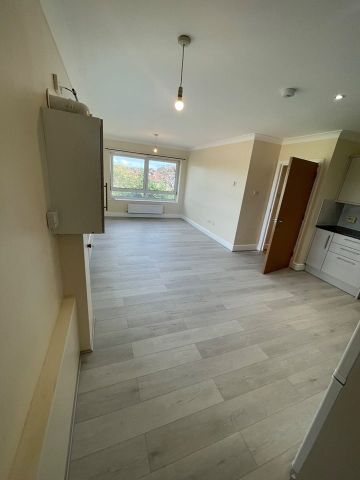 2 Bed Flat, Clarendon Court, SM4 - Photo 2