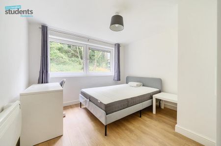 4 bedroom flat to rent - Photo 2