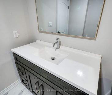 Detached Home For Lease | N8146030 - Photo 2