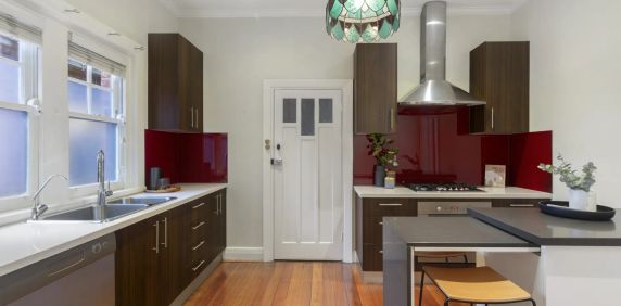 Art Deco Charm Meets Modern Comfort in the Heart of St Kilda! - Photo 2