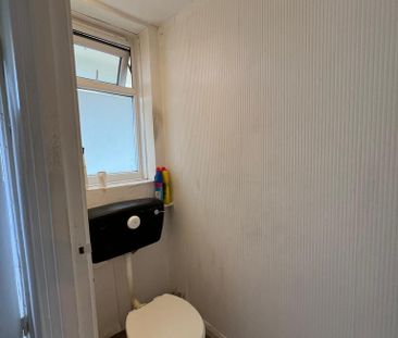 1 bedroom in a flat share to rent - Photo 5