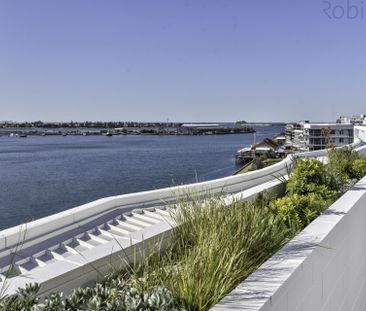 Luxurious, air-conditioned apartment in building with pool, gym and... - Photo 1