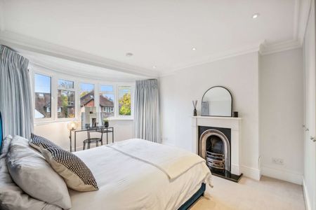 An exceptional six bedroom family home situated in one of Petersham's premier roads - Photo 4