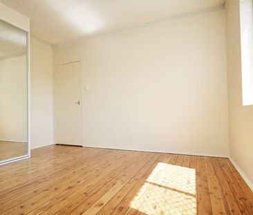 Beautifully renovated, ground floor residence is a unique block of ... - Photo 2