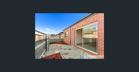 Well maintained modern three-bedroom home located in the highly sought-after Arena Estate. - Photo 4