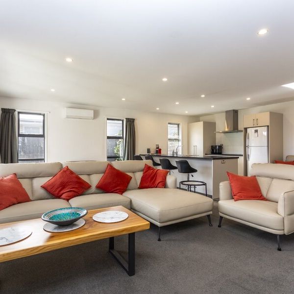 Spacious and private 3-bedroom family home! - Photo 1