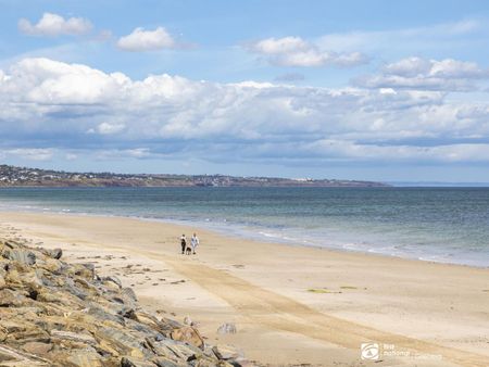 Beachside Location - Stylish Furnished Unit - Photo 3