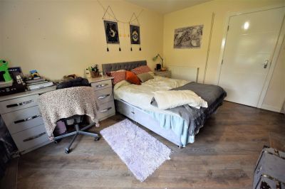 3 bedroom Flat in Flat 6, Leeds - Photo 3