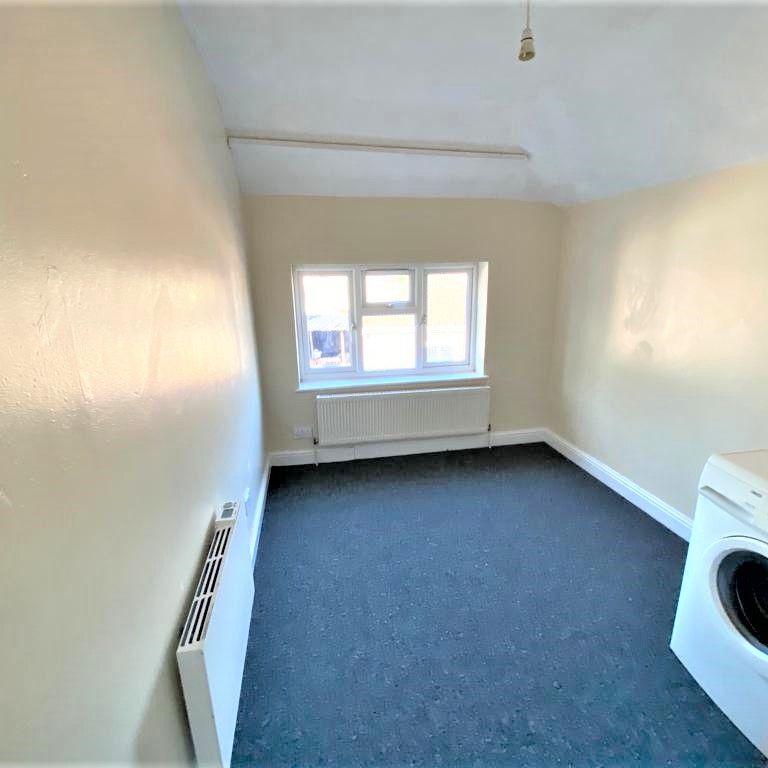 1/2 Bedroom Flat To Let - Hp12 - Photo 1