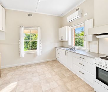 Charming 2 Bedroom Home - Photo 3