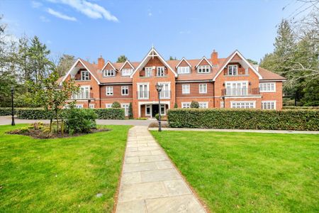 A modern apartment located in the charming area of Sunninghill, positioned in a secure, gated location with underground parking. - Photo 4
