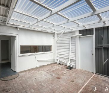 “Timeless Appeal and Modern Comfort in a Private Setting” - Photo 2