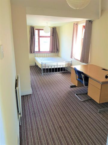 4 bedroom semi-detached house to rent - Photo 4