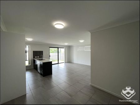 3 Bedroom Modern Home - Photo 2