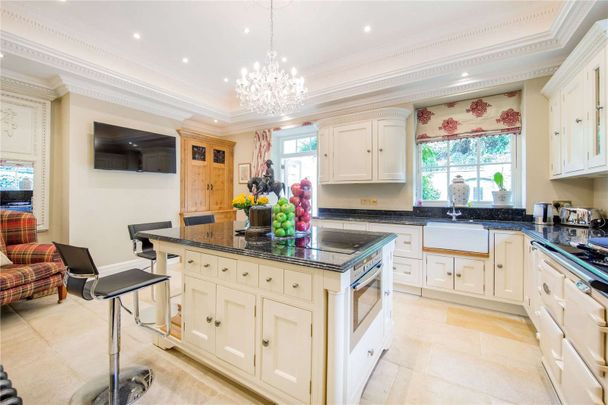 Rare opportunity to rent an individual house with private garden, parking and garage set within 50 acres of stunning communal grounds and gardens - Photo 1
