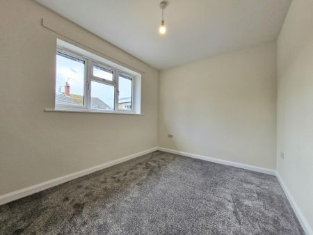 3 bedroom semi-detached bungalow to rent - Photo 2