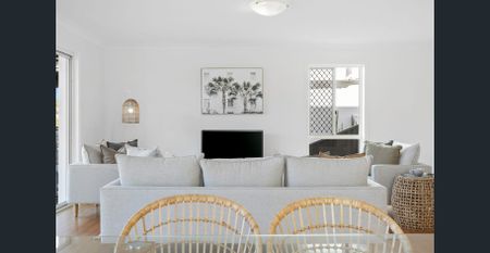 4 Bedroom, 2 bathroom + powders room. Delightful low-Maintenance Living in a Premium Southport Location - Photo 2