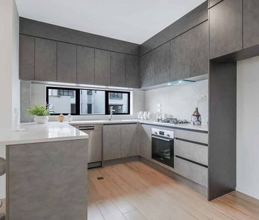 Stunning Three Bedroom Townhouse - Photo 5