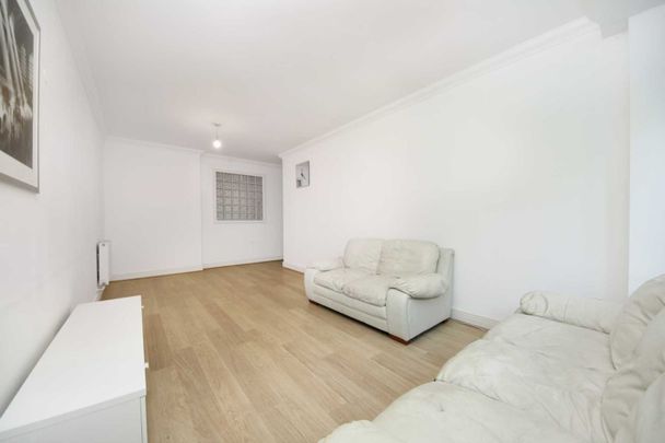 2 Bed Flat, Brunswick Road, W5 - Photo 1